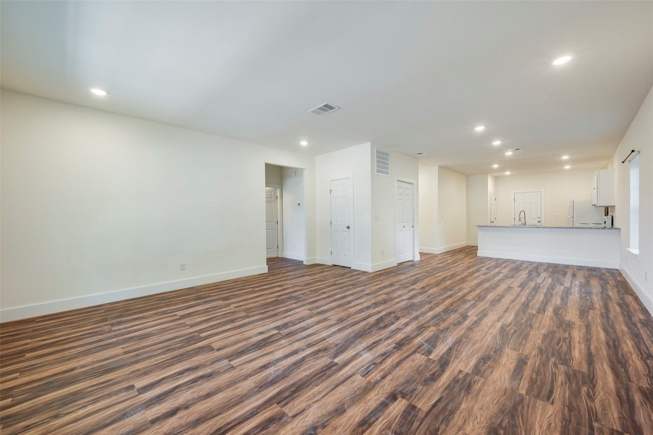 3523 Herrling St - Photo 3 of 14