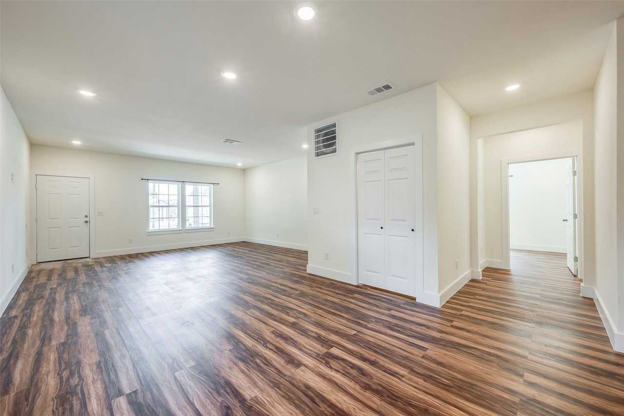 3523 Herrling St - Photo 4 of 14