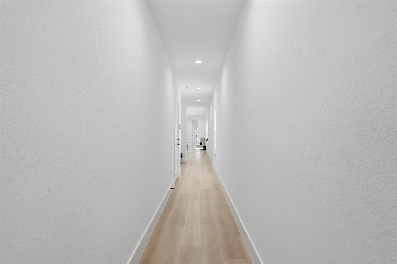 404 N Moore St - Photo 3 of 24