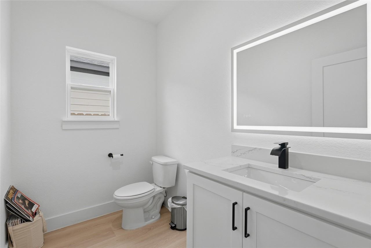 404 N Moore St - Photo 4 of 24