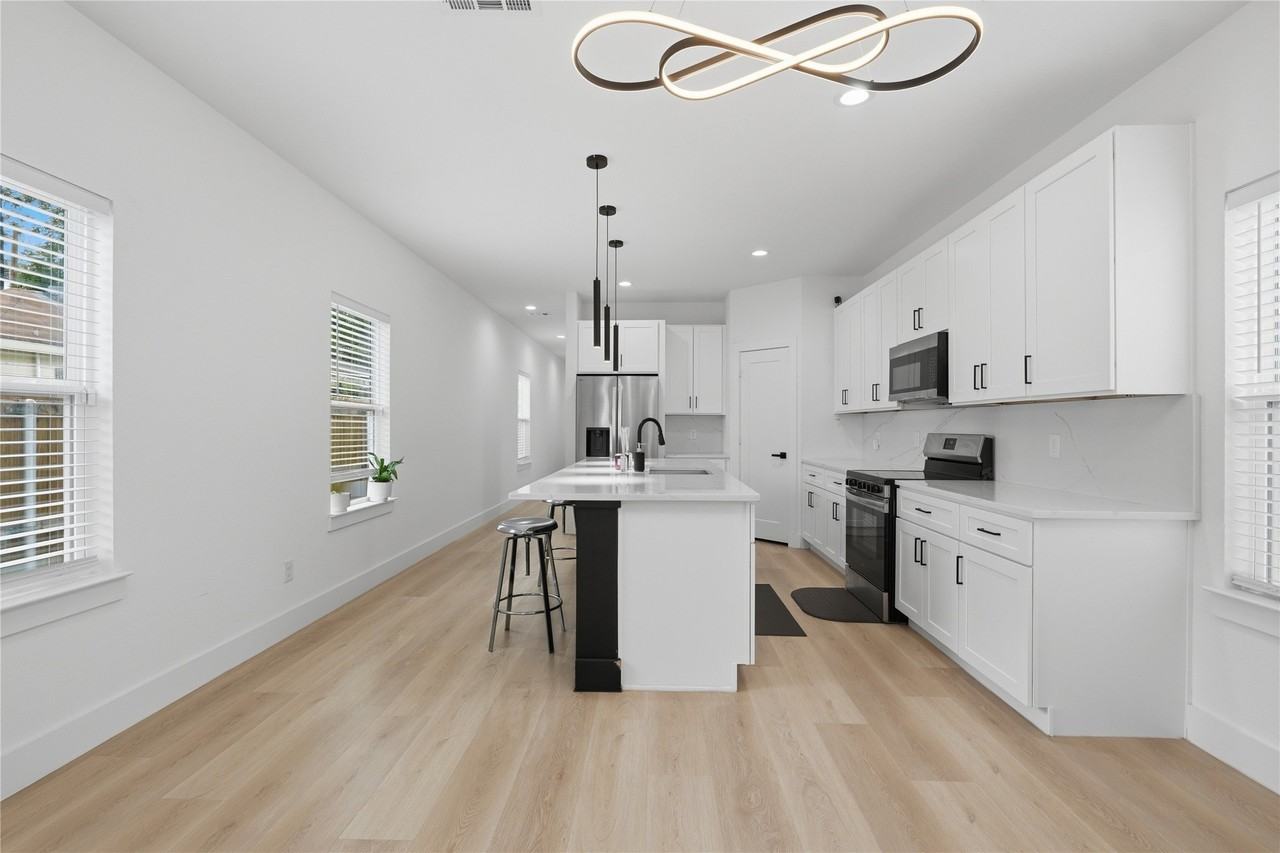 404 N Moore St - Photo 7 of 24