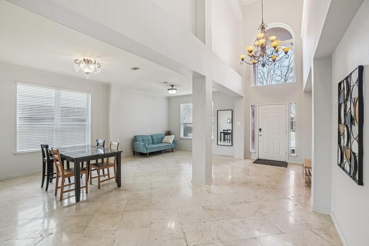 5825 Shetland Cir - Photo 2 of 39