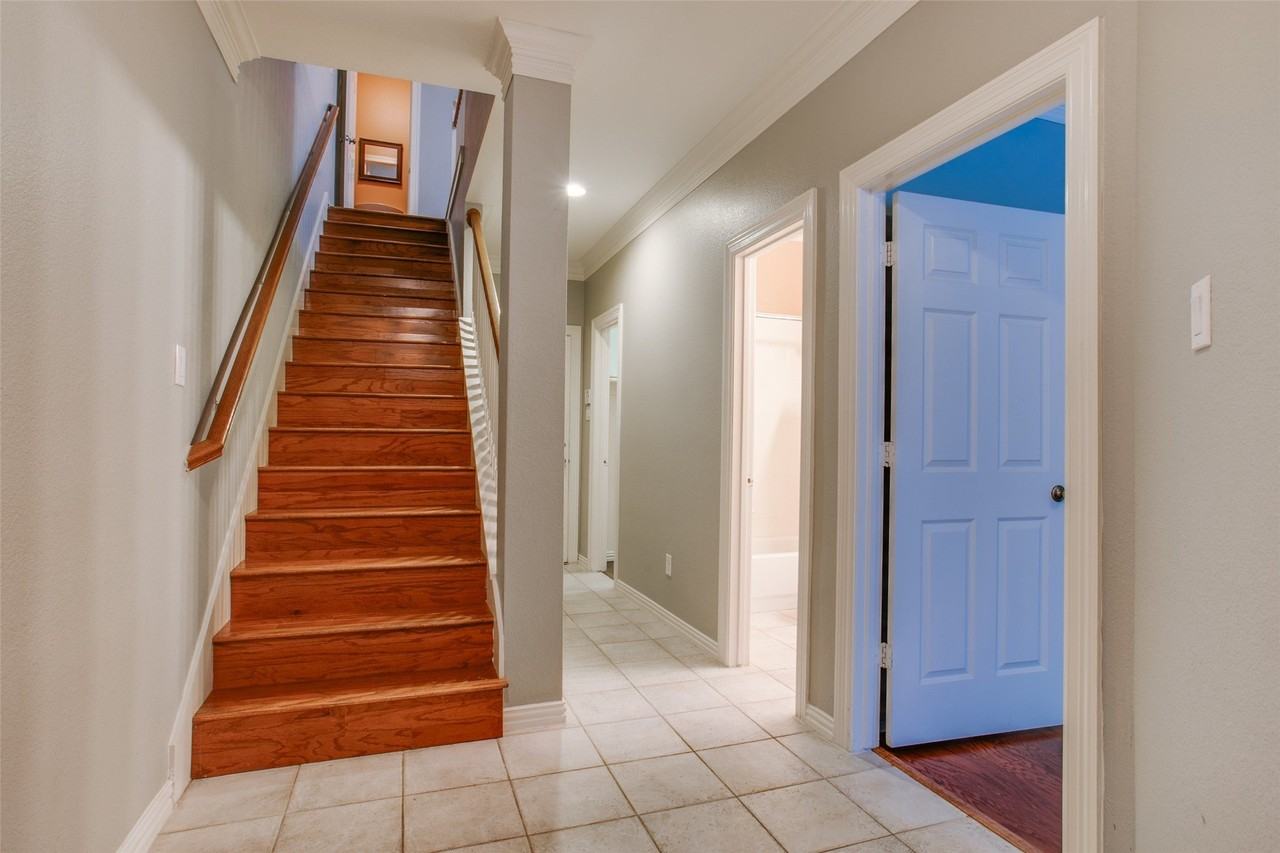 3951 N Hall St - Photo 4 of 28