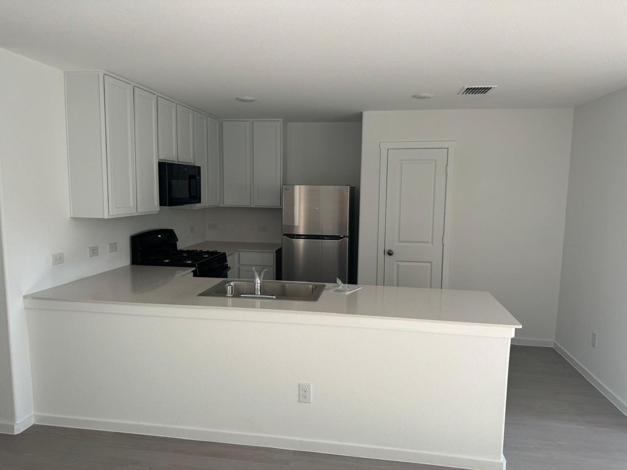 7909 Clements St - Photo 2 of 15