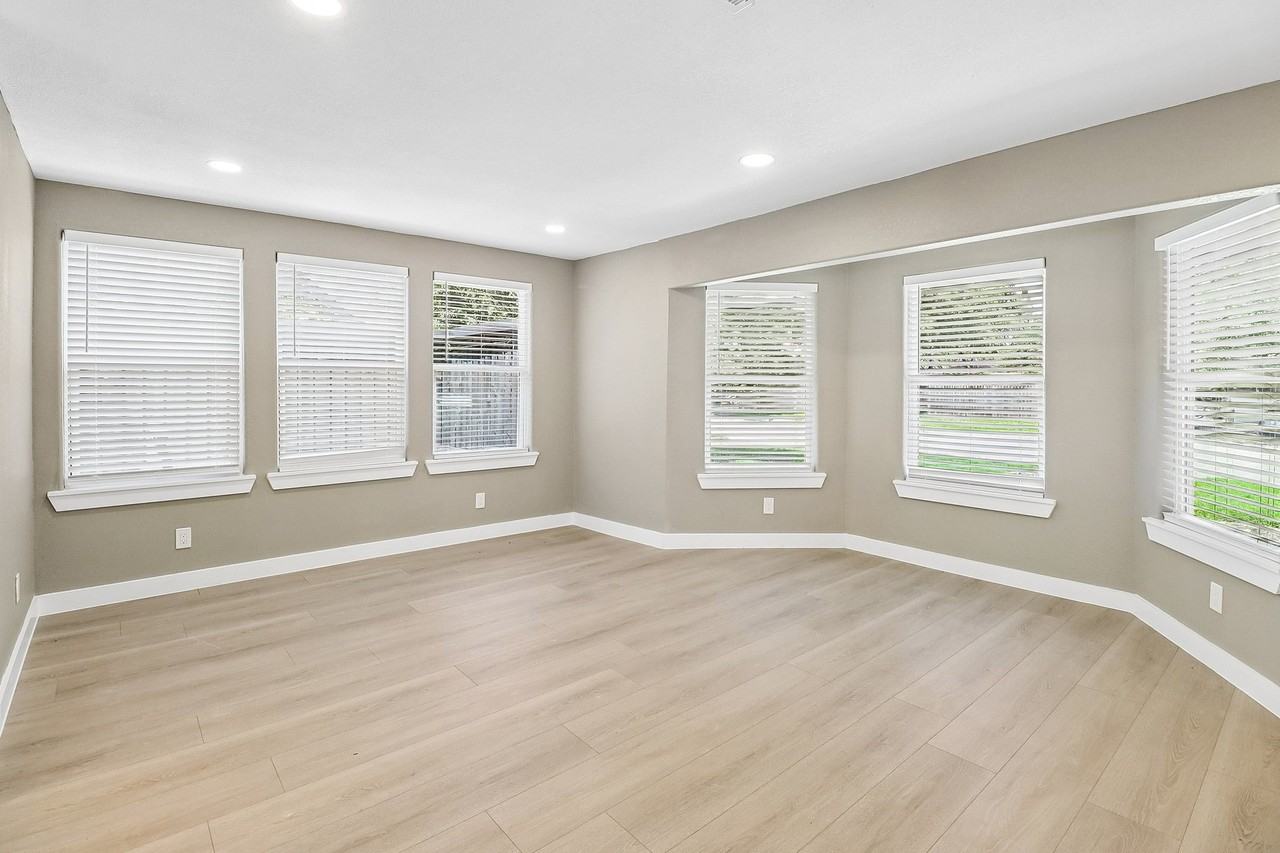 10711 Cromwell Dr - Photo 4 of 38