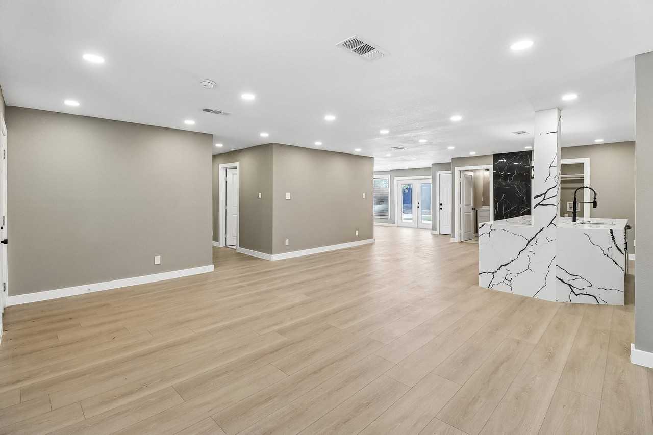 10711 Cromwell Dr - Photo 5 of 38