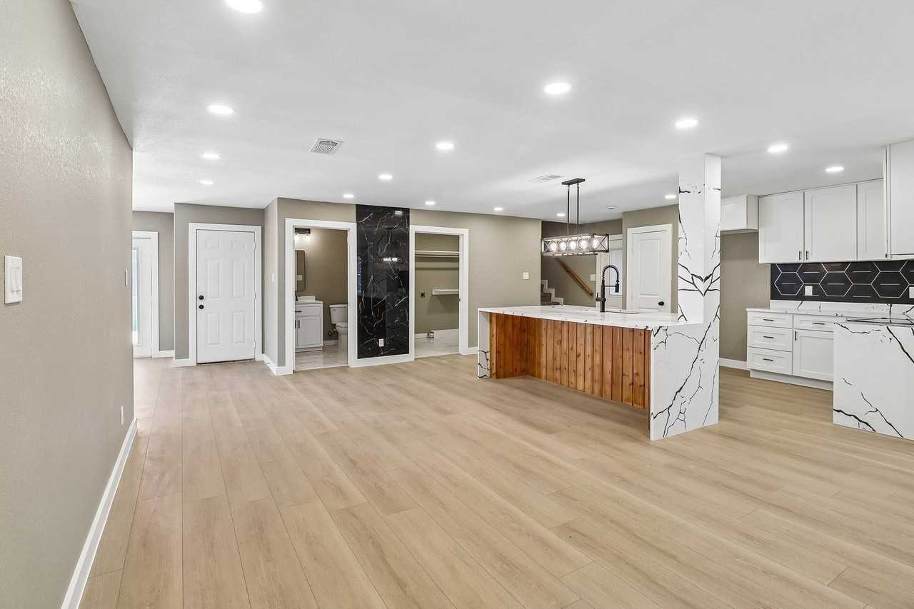 10711 Cromwell Dr - Photo 7 of 38