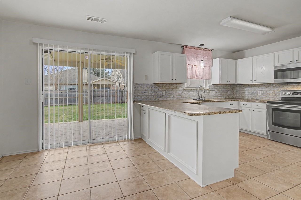 5016 Meridian Ln - Photo 6 of 38