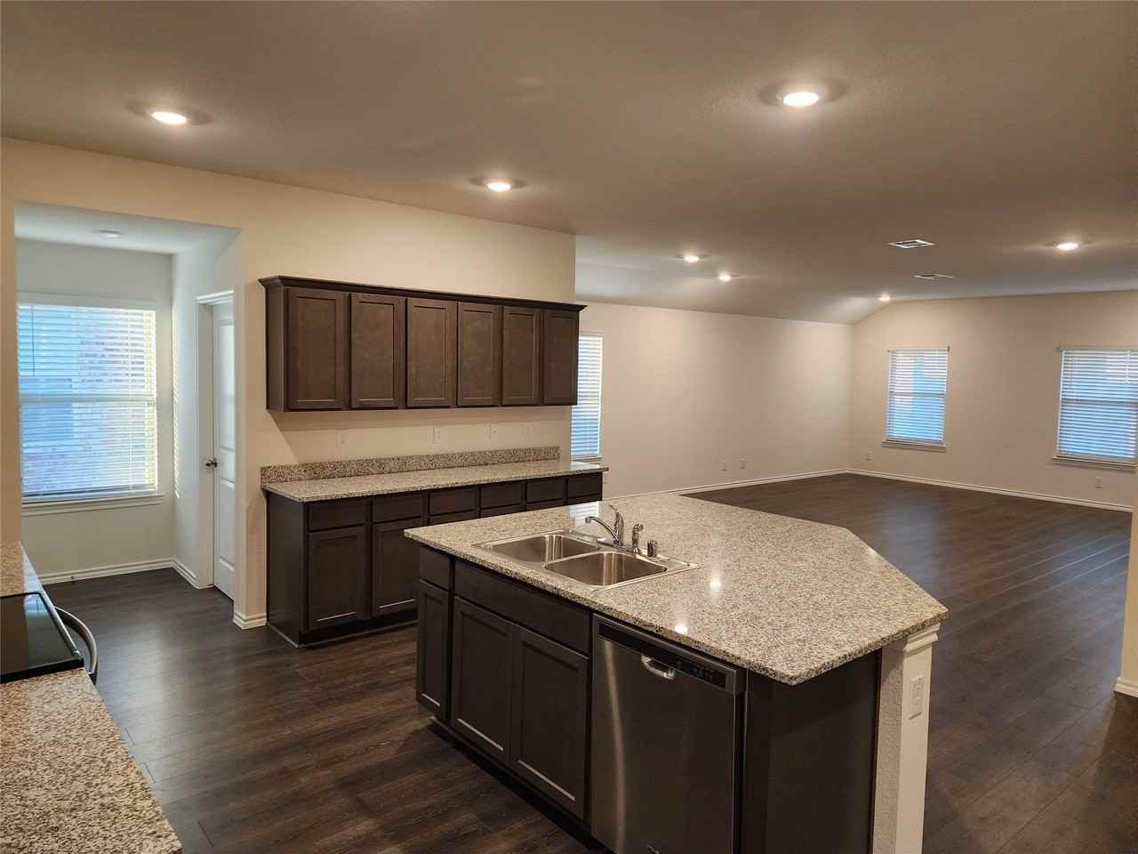 100 Stovall Ln - Photo 4 of 18