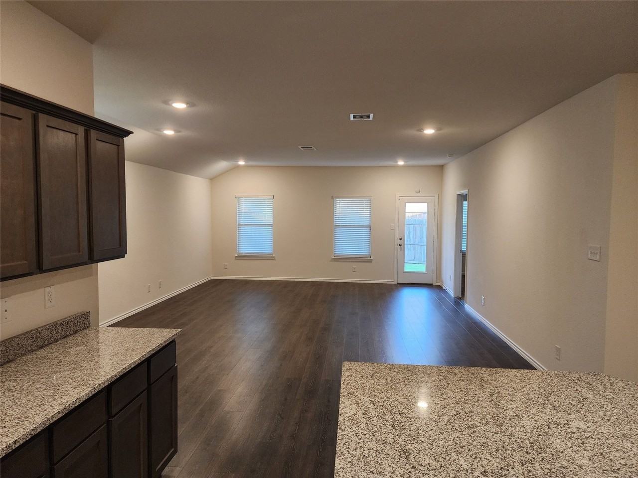 100 Stovall Ln - Photo 5 of 18