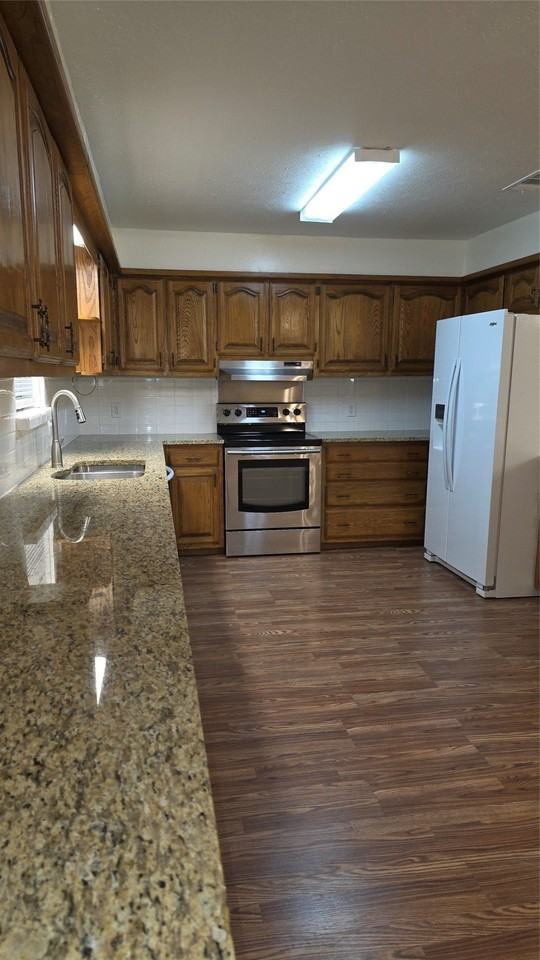 210 E Witt St - Photo 4 of 13