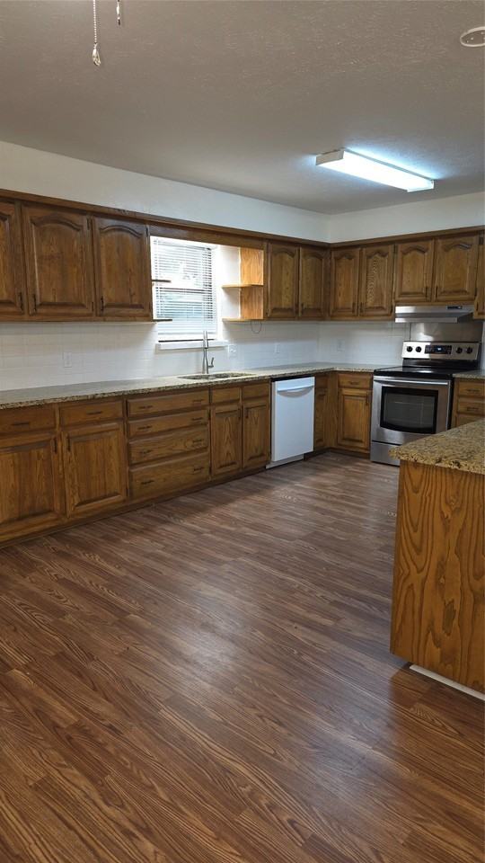 210 E Witt St - Photo 5 of 13