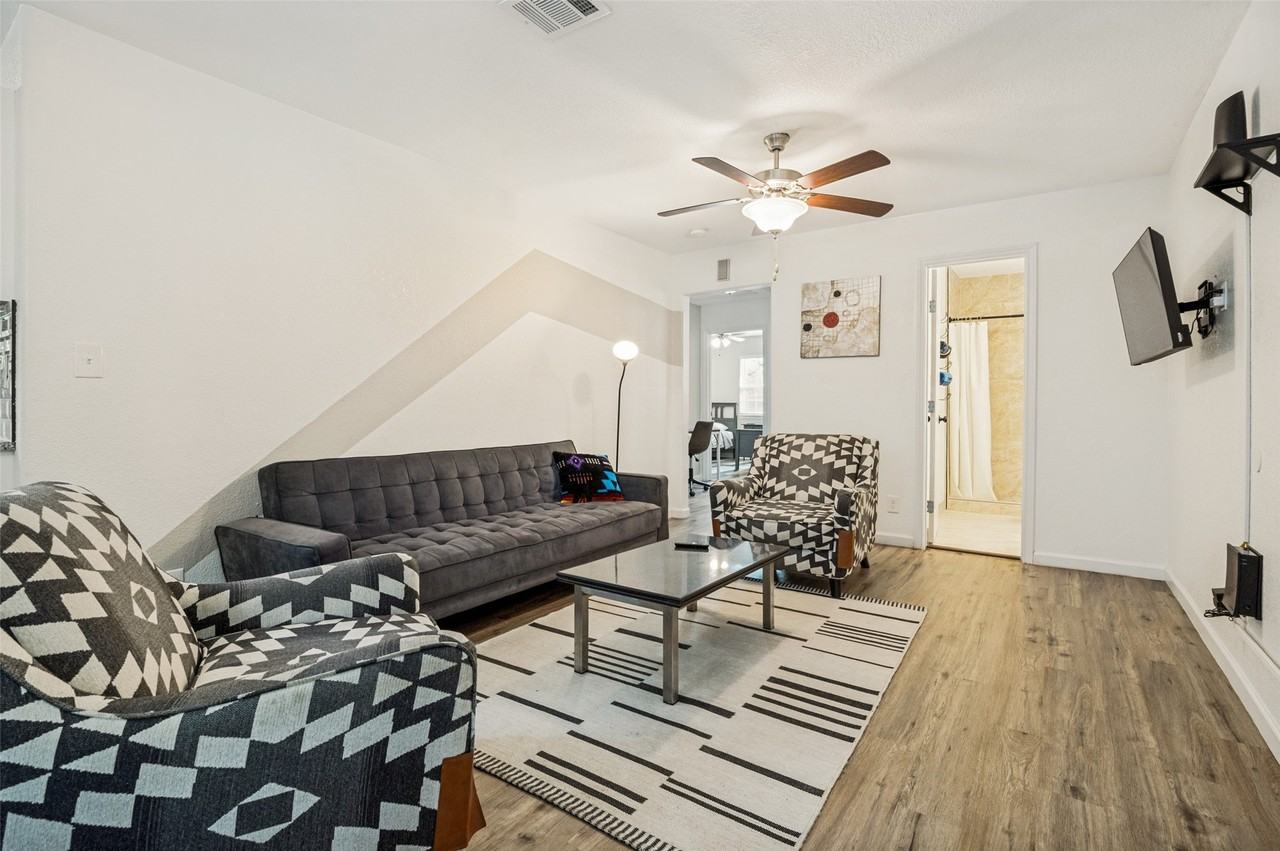 2214 Pine St - Photo 4 of 25