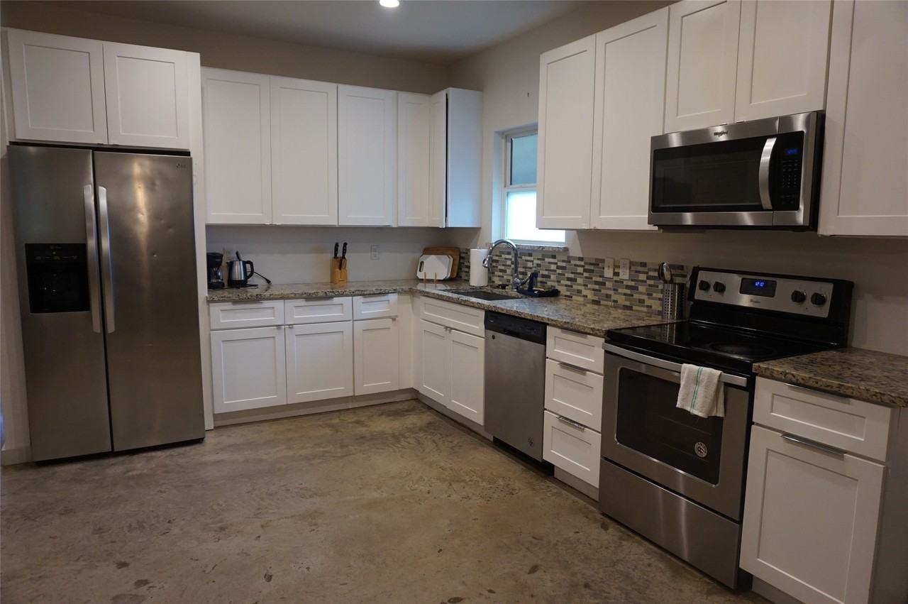 2811 Morning Ave - Photo 2 of 11