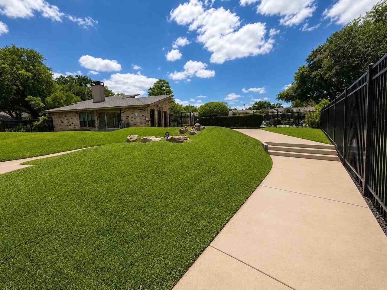7512 Woodthrush Dr #20 - Photo 4 of 19