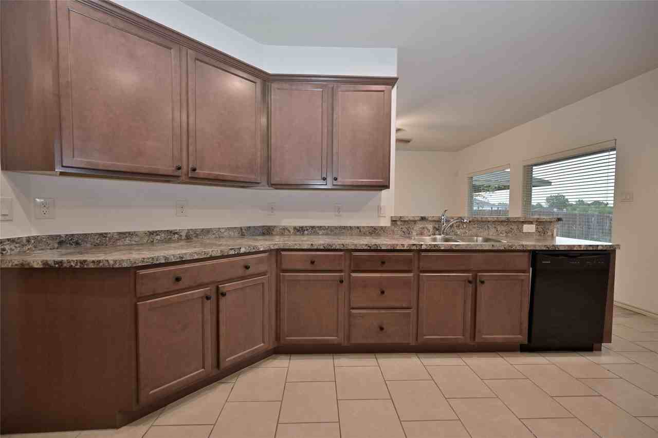 7041 Seton Hall Dr - Photo 4 of 40