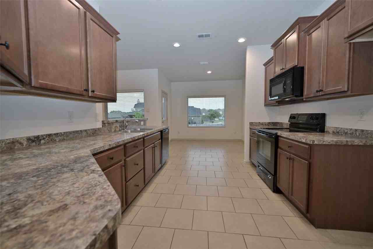 7041 Seton Hall Dr - Photo 5 of 40
