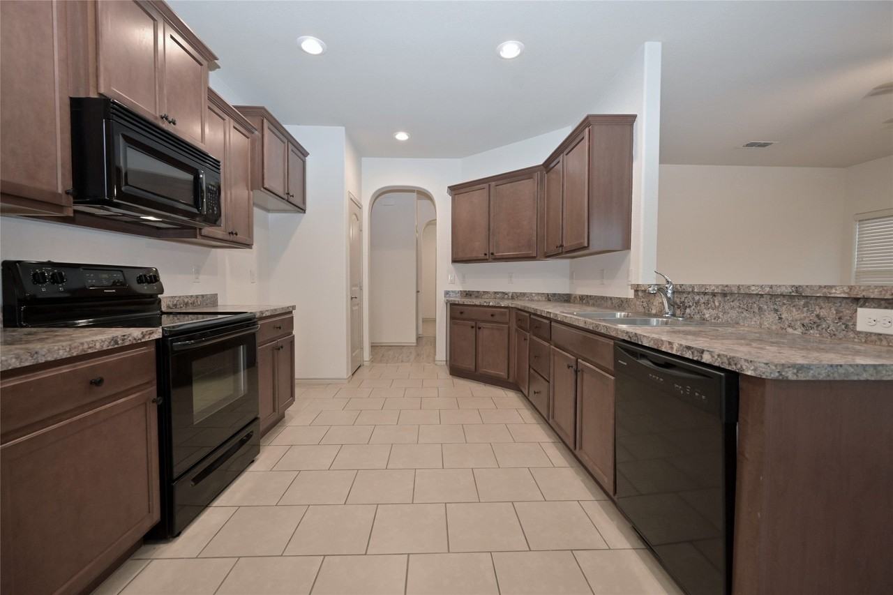 7041 Seton Hall Dr - Photo 6 of 40