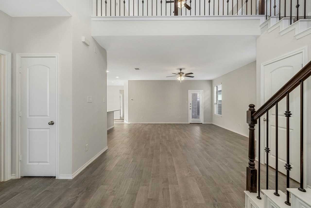 1813 Wayne Ln - Photo 2 of 40