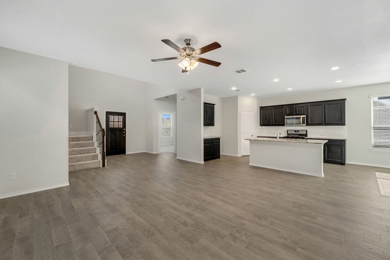 1813 Wayne Ln - Photo 4 of 40