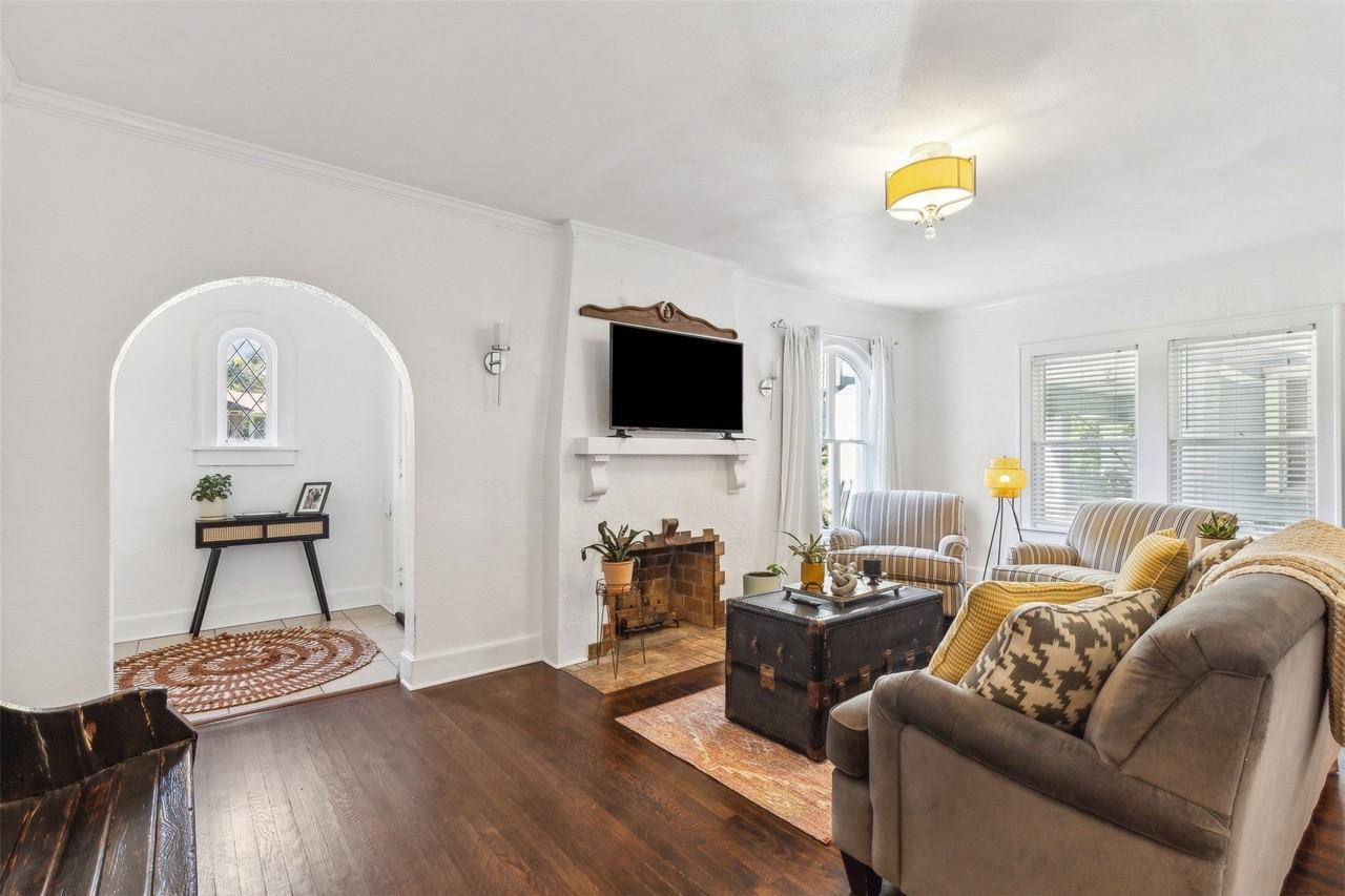 1915 Ashland Ave - Photo 3 of 23