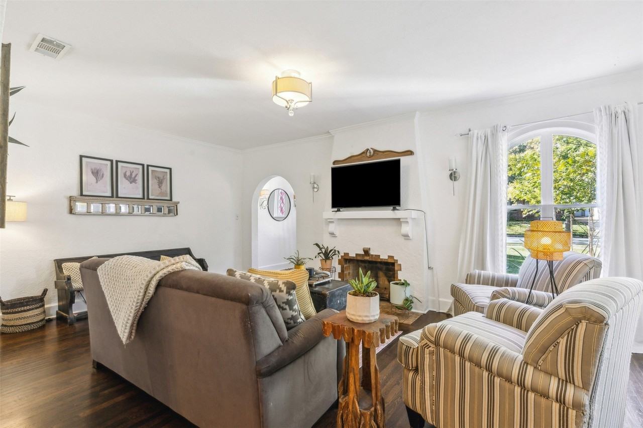 1915 Ashland Ave - Photo 4 of 23