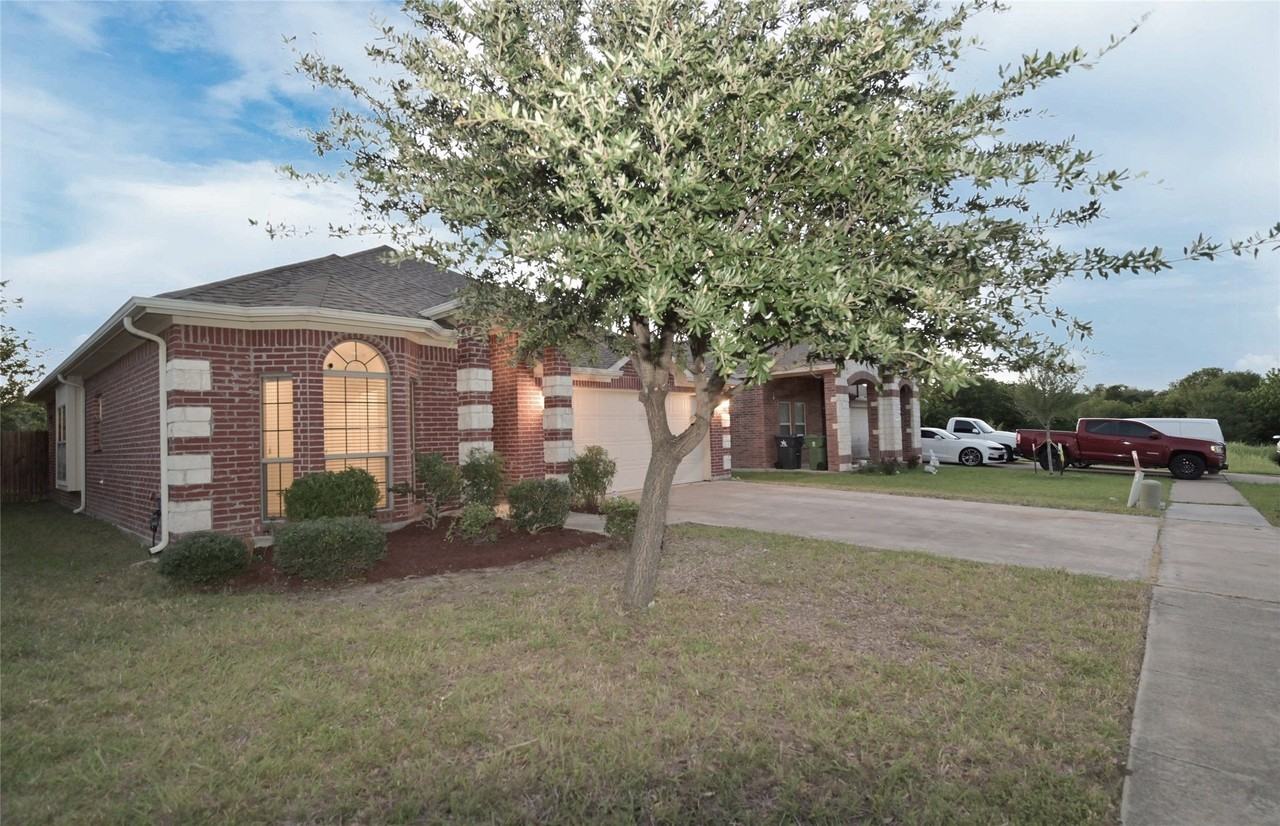 1204 Varacruz Dr - Photo 3 of 40