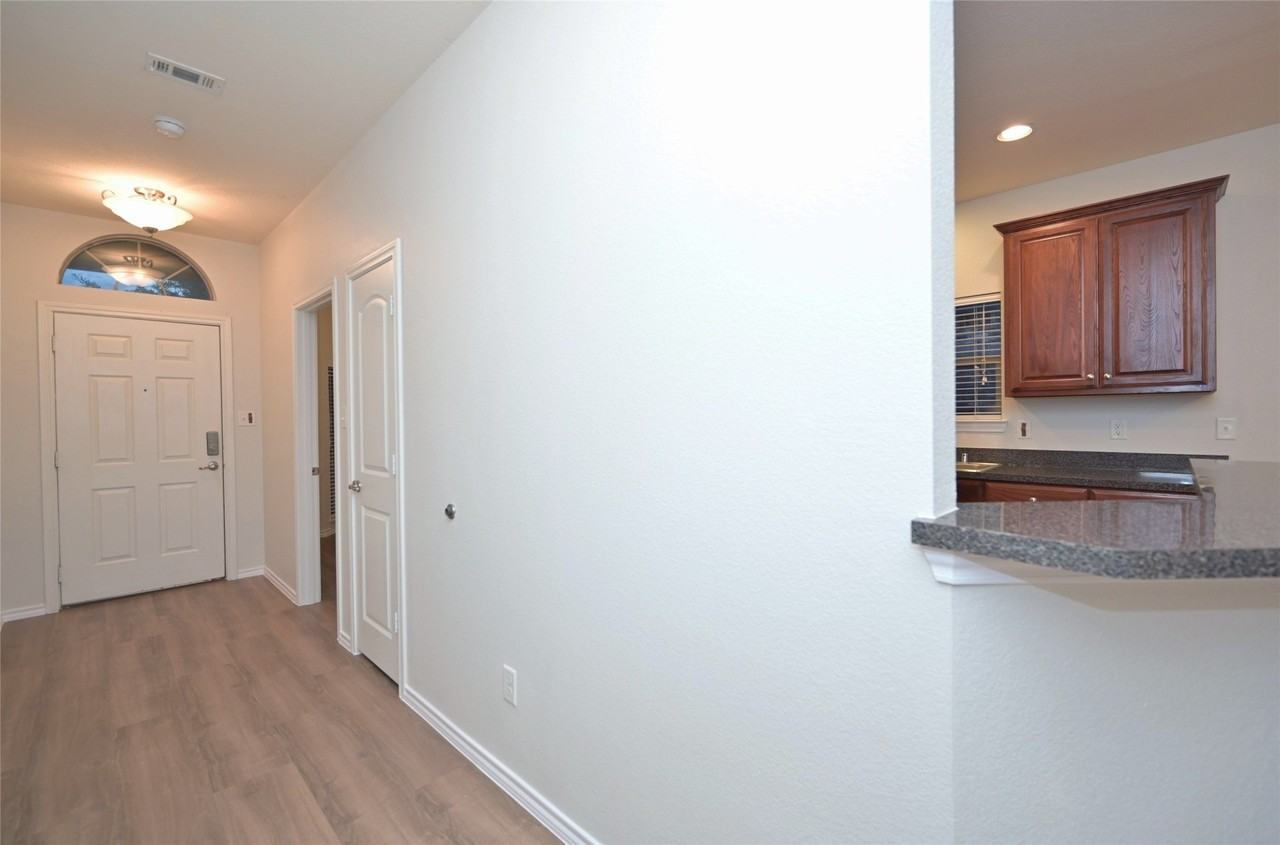 1204 Varacruz Dr - Photo 4 of 40