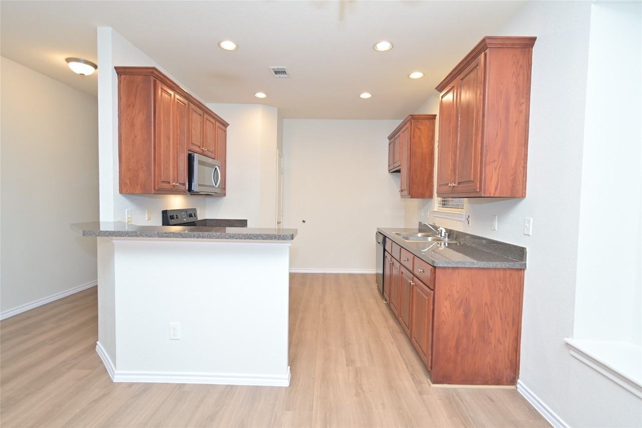1204 Varacruz Dr - Photo 6 of 40