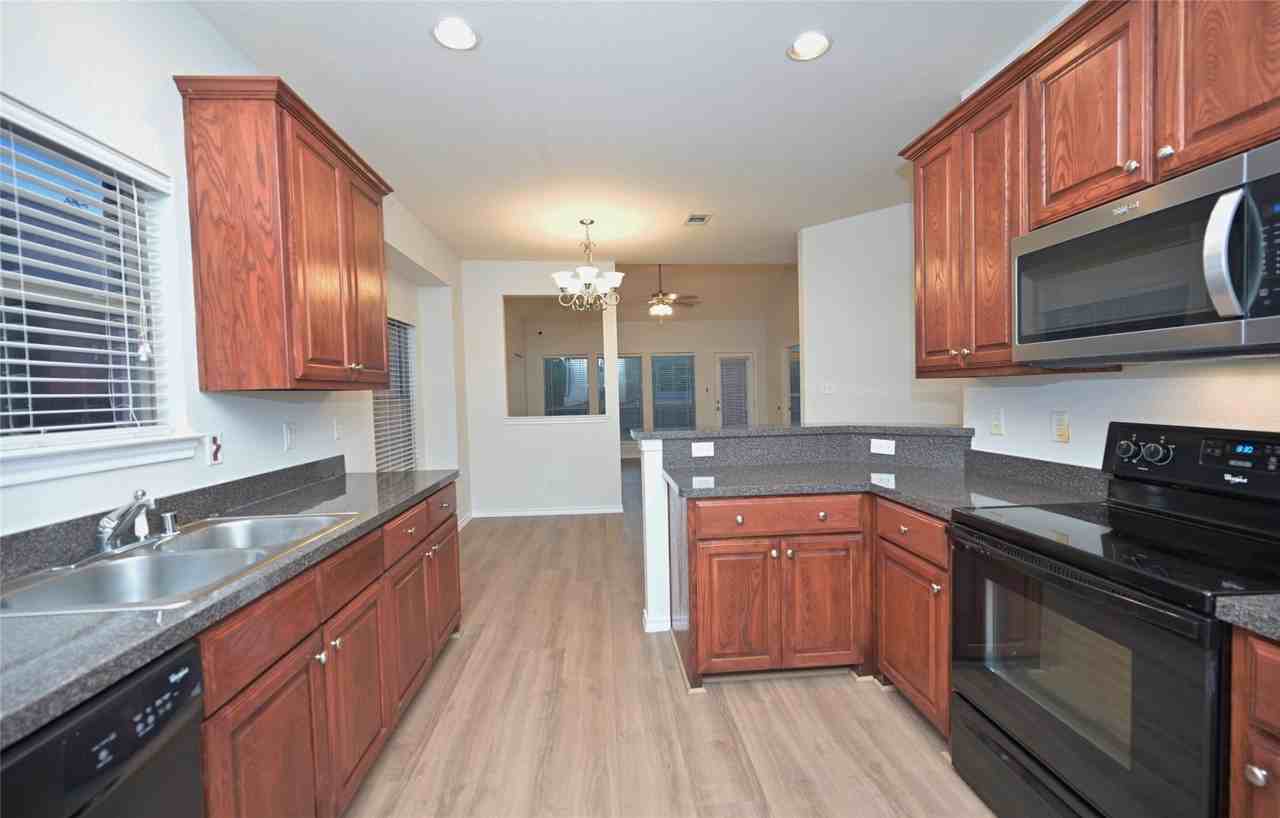 1204 Varacruz Dr - Photo 7 of 40