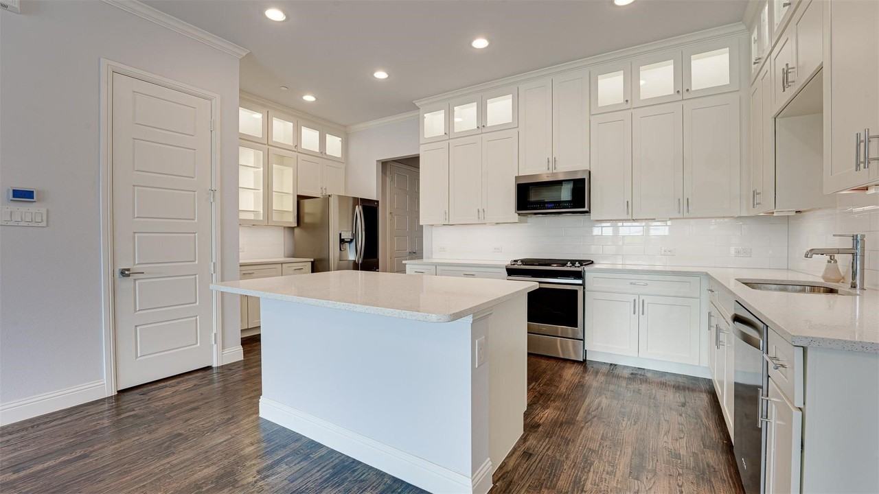8447 Jacobs St - Photo 5 of 32
