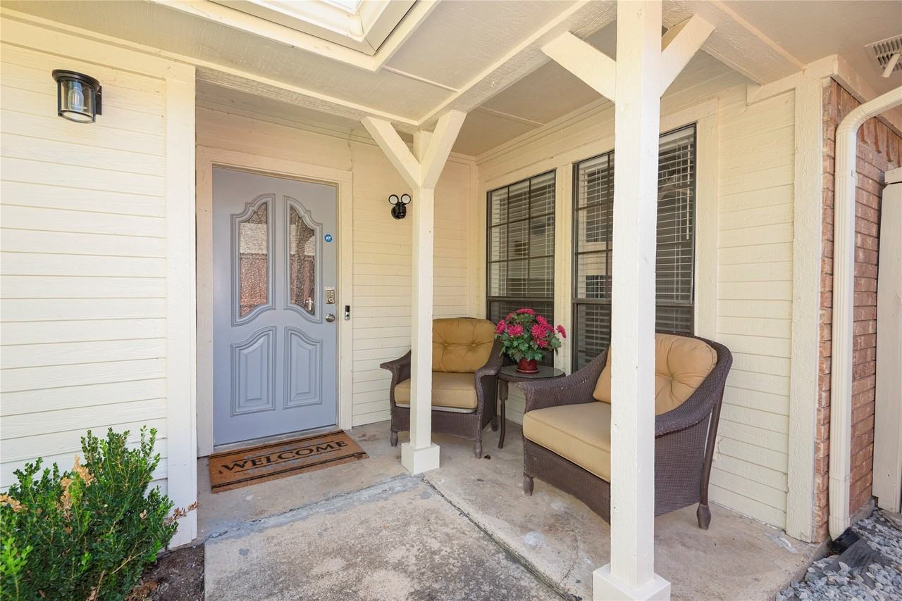 6910 Winding Creek Ct - Photo 4 of 25