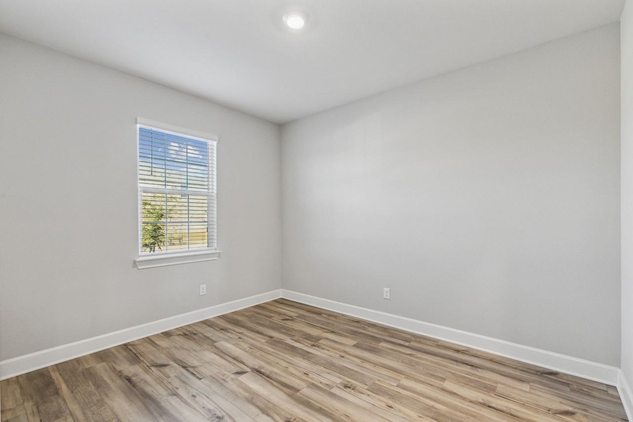 929 Emerson Dr - Photo 5 of 25