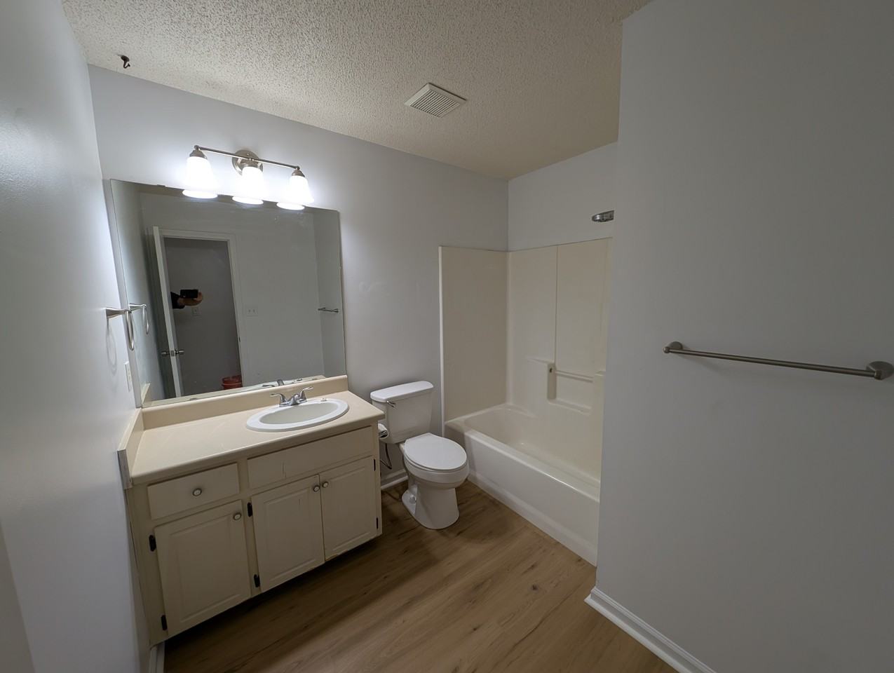 208 Broad St - Photo 2 of 7