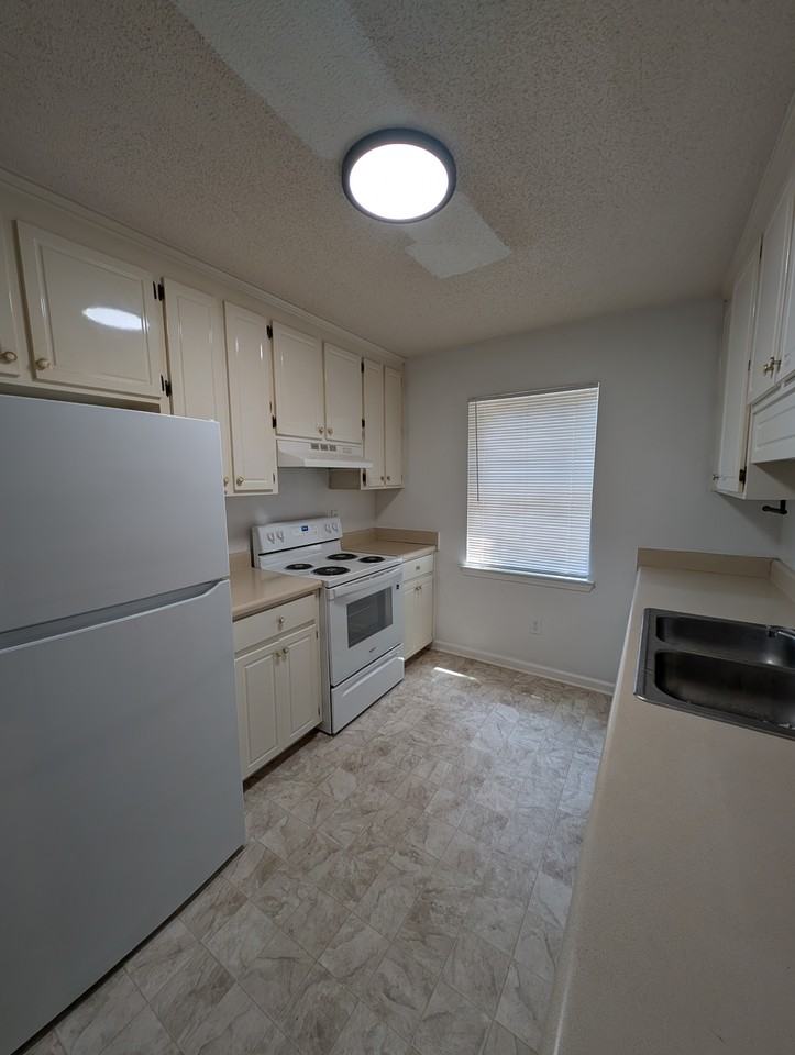 208 Broad St - Photo 6 of 7