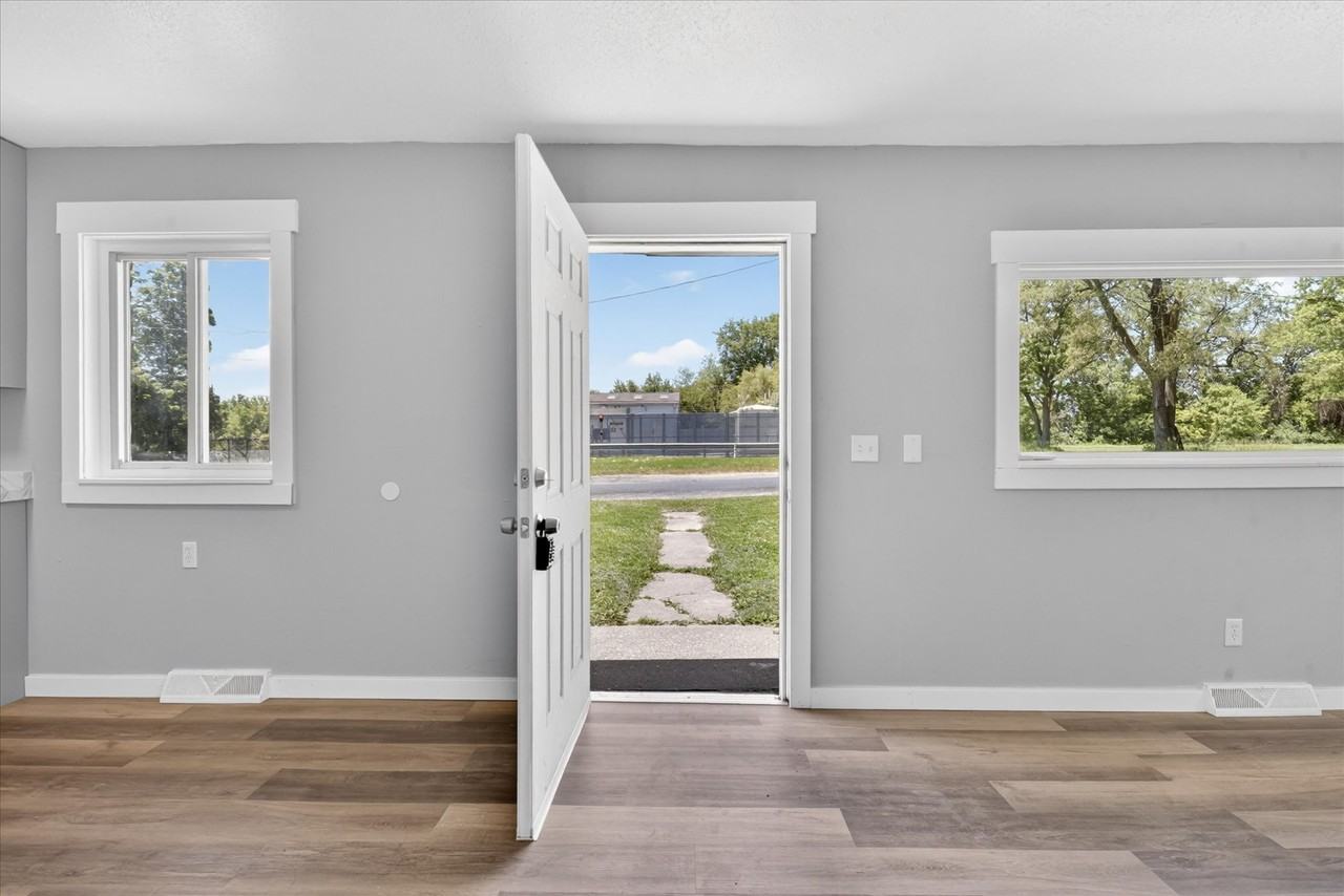 759 Howland Ave #B - Photo 4 of 14