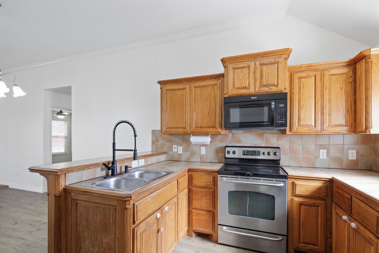 4900 Sunny Ct - Photo 4 of 10