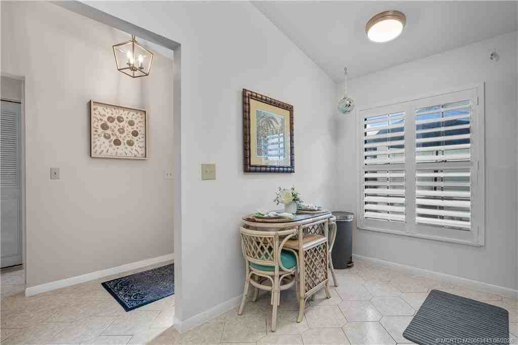 1544 Sw Silver Pine Way #104F - Photo 7 of 32