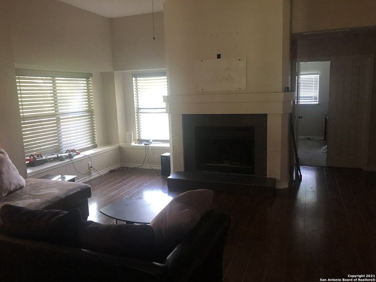 8515 Maple Ridge Dr - Photo 2 of 9