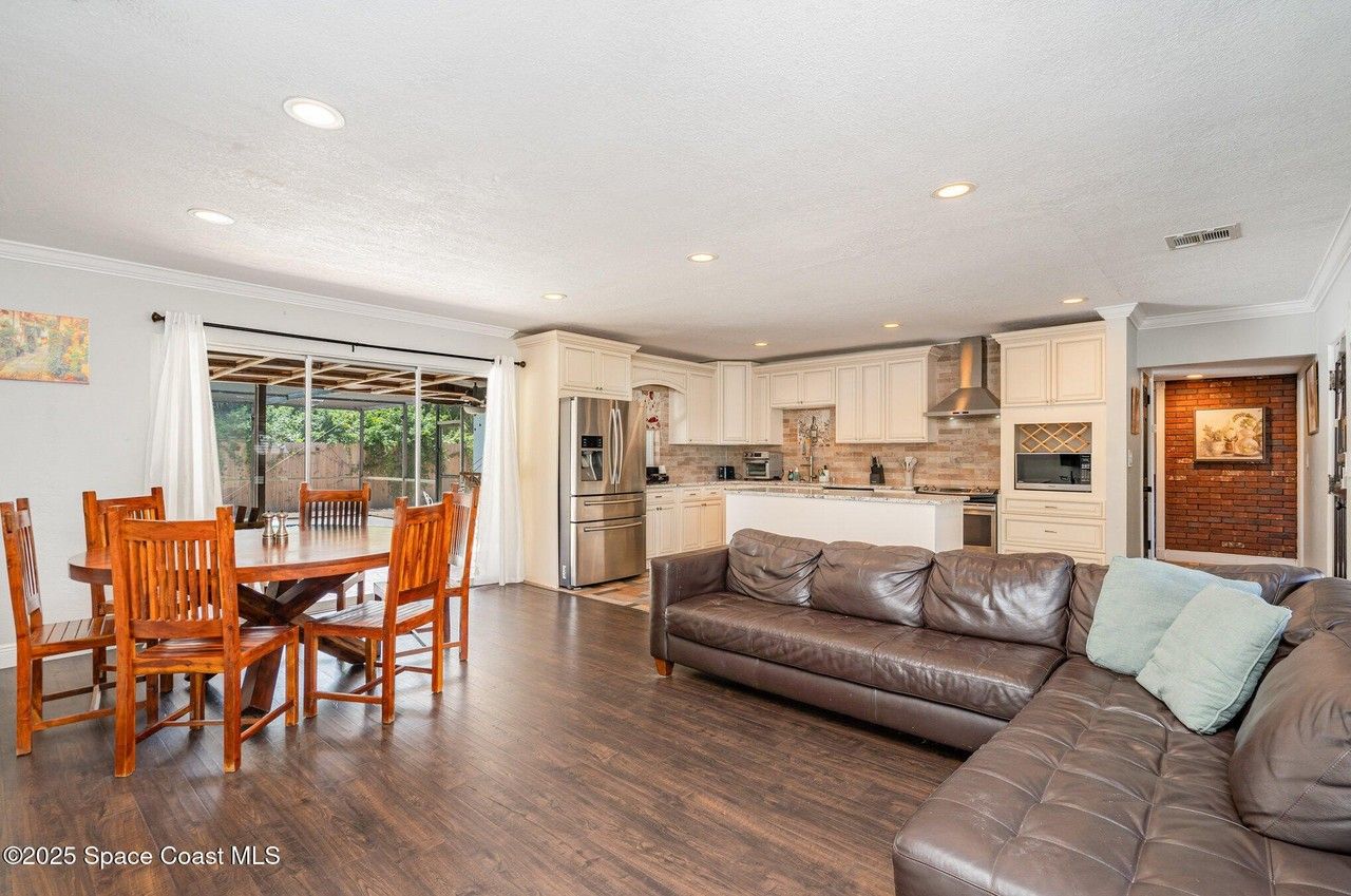 305 Sharon Dr - Photo 3 of 25
