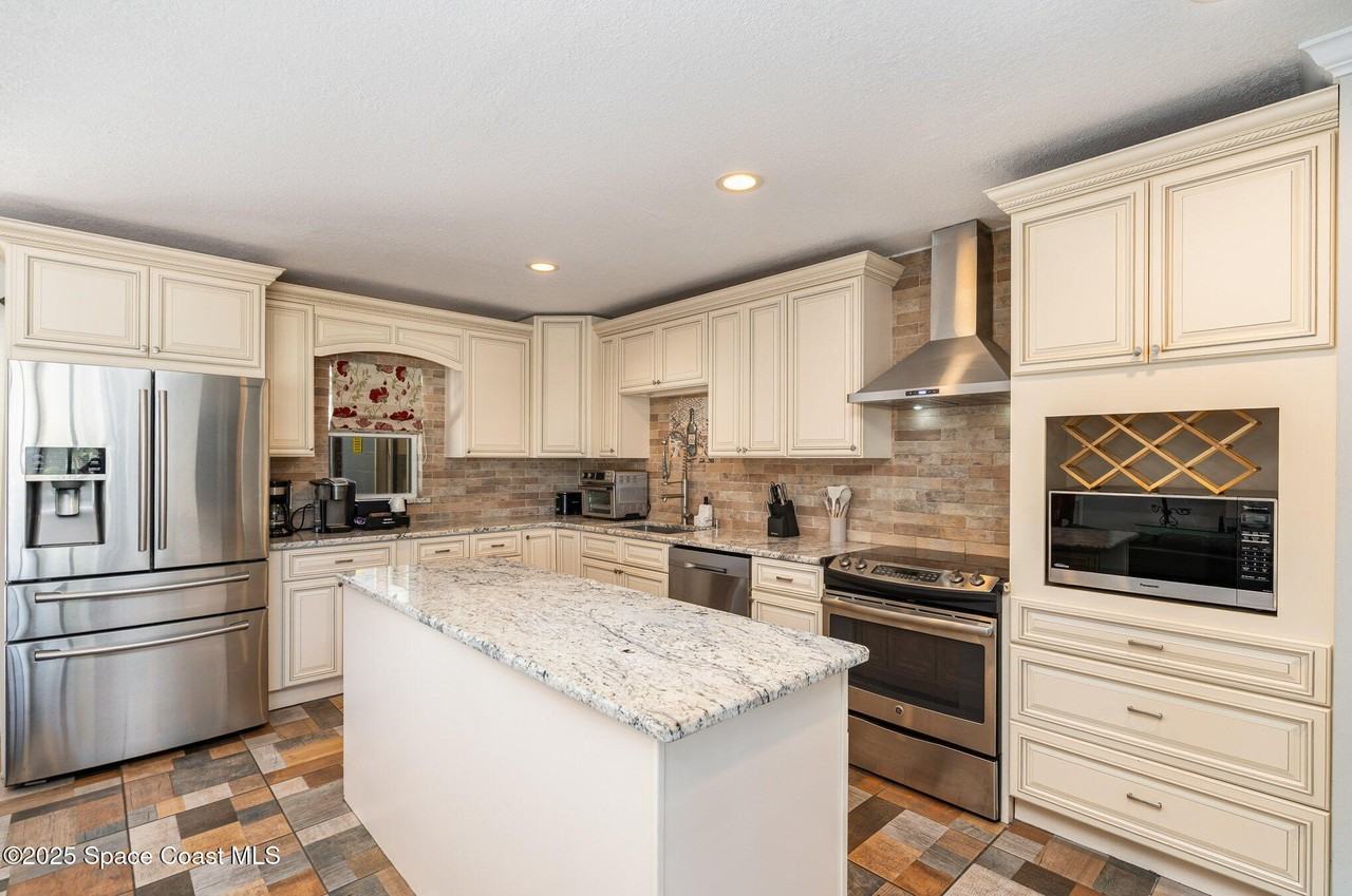 305 Sharon Dr - Photo 6 of 25