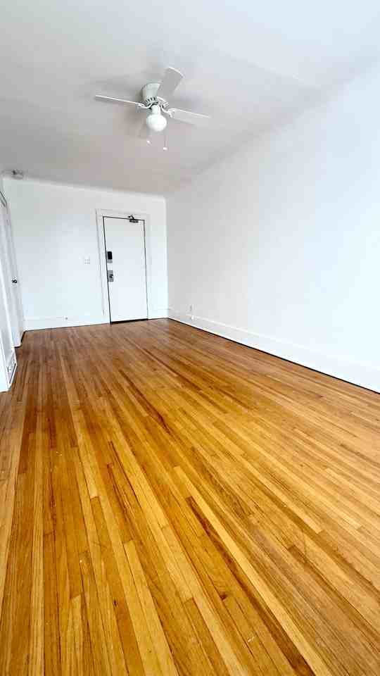 410 Giles Boulevard West - Photo 3 of 12