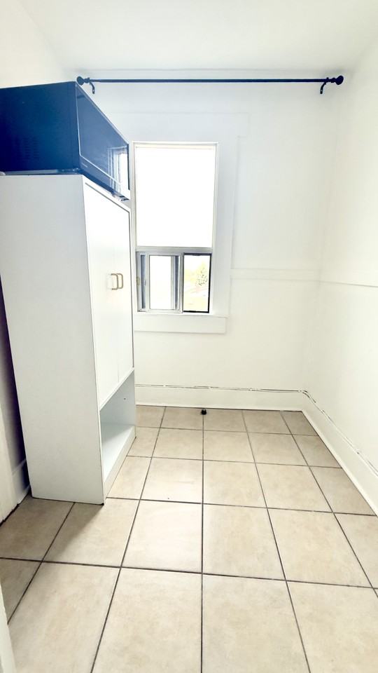 410 Giles Boulevard West - Photo 5 of 12