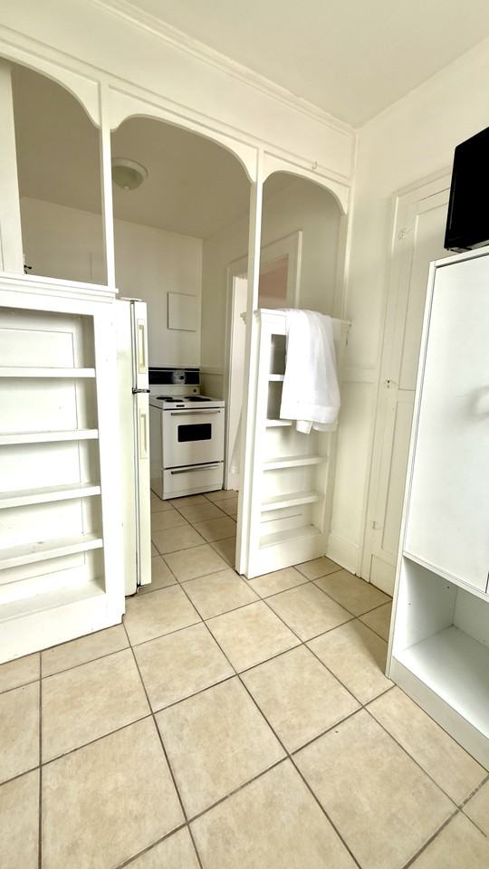 410 Giles Boulevard West - Photo 6 of 12