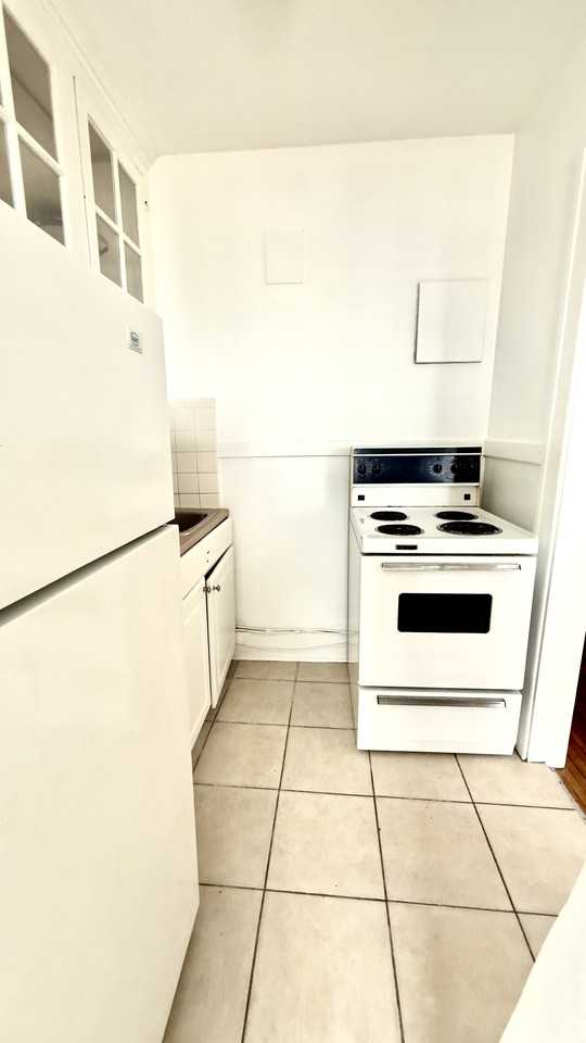 410 Giles Boulevard West - Photo 7 of 12