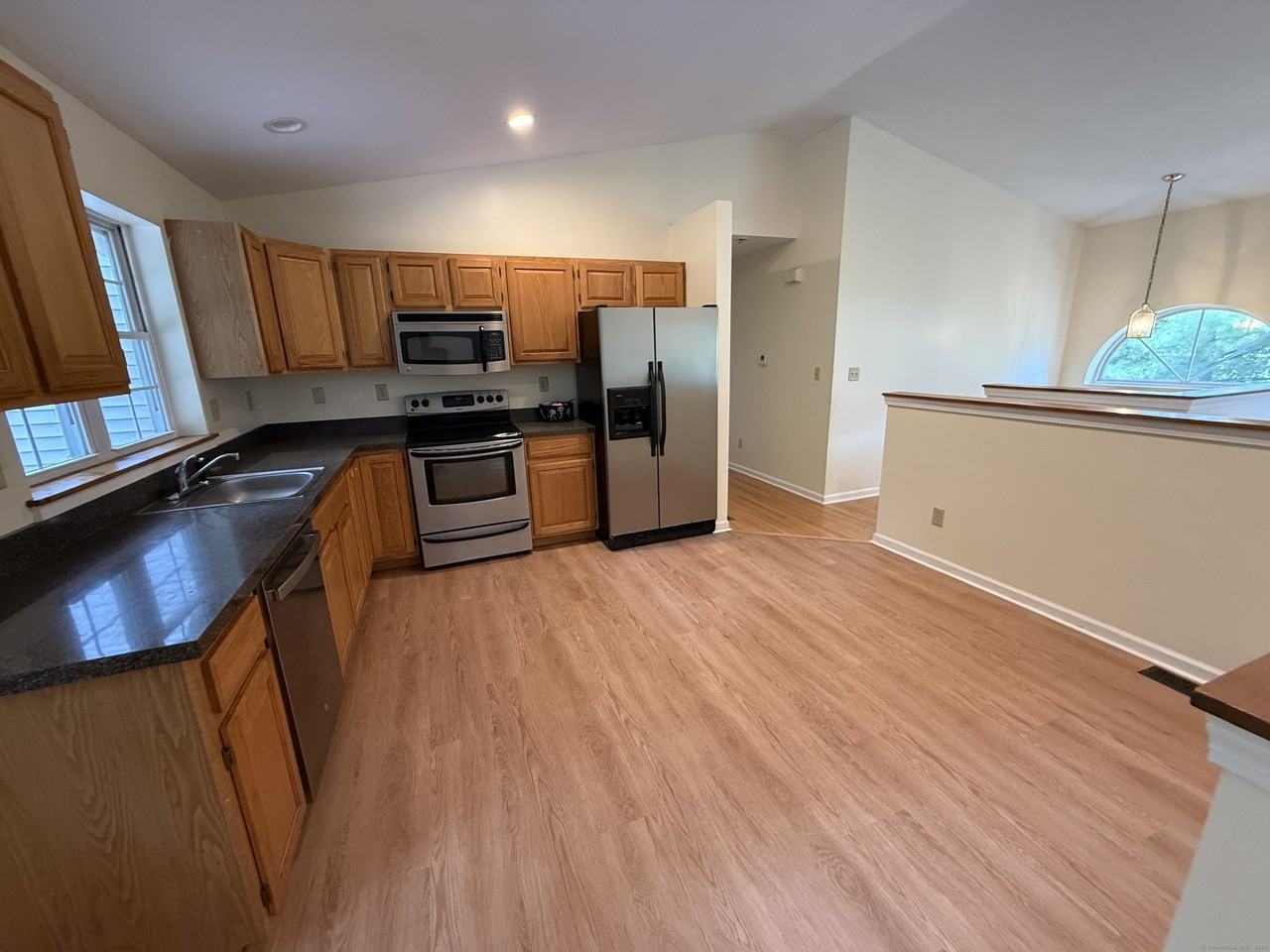 183 Osborn Rd - Photo 4 of 33