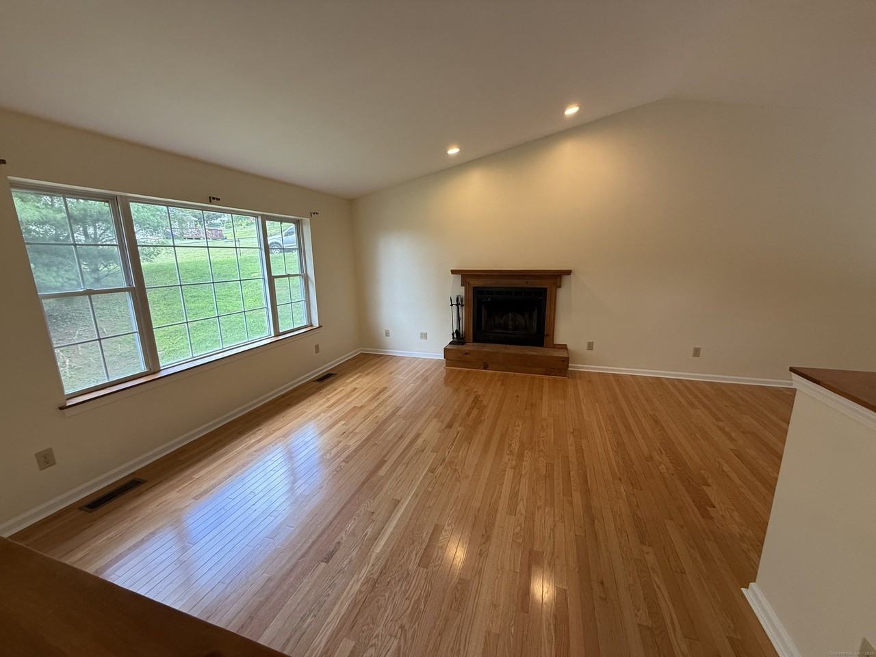 183 Osborn Rd - Photo 5 of 33