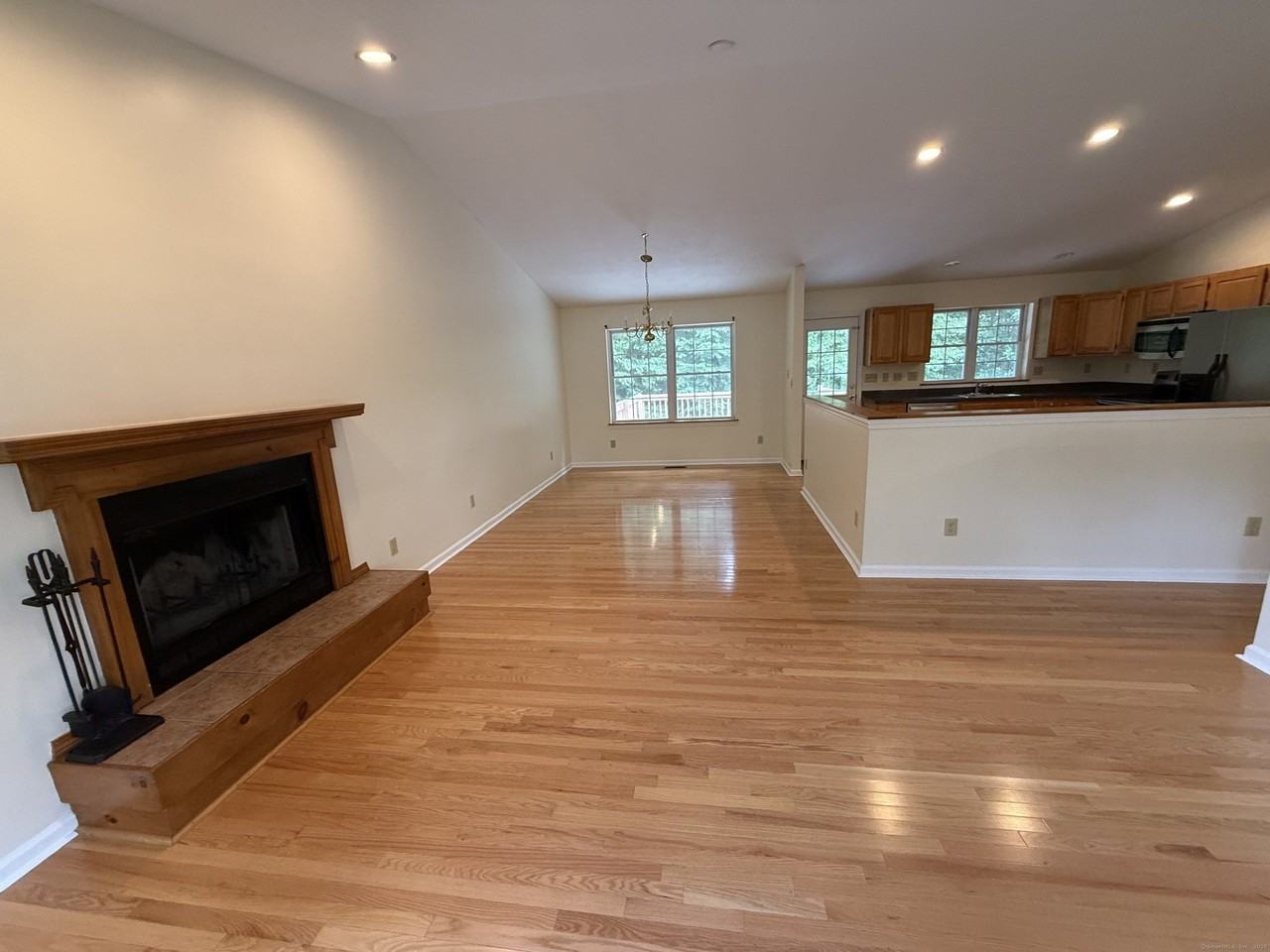 183 Osborn Rd - Photo 7 of 33