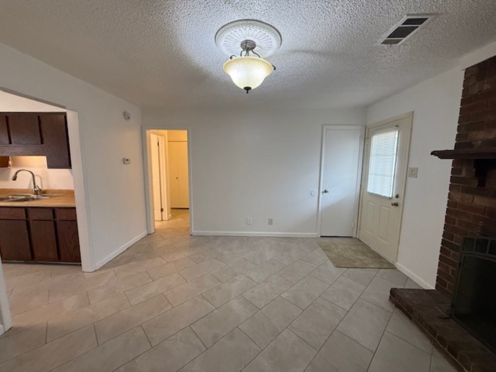 107 N Park St - Photo 4 of 24