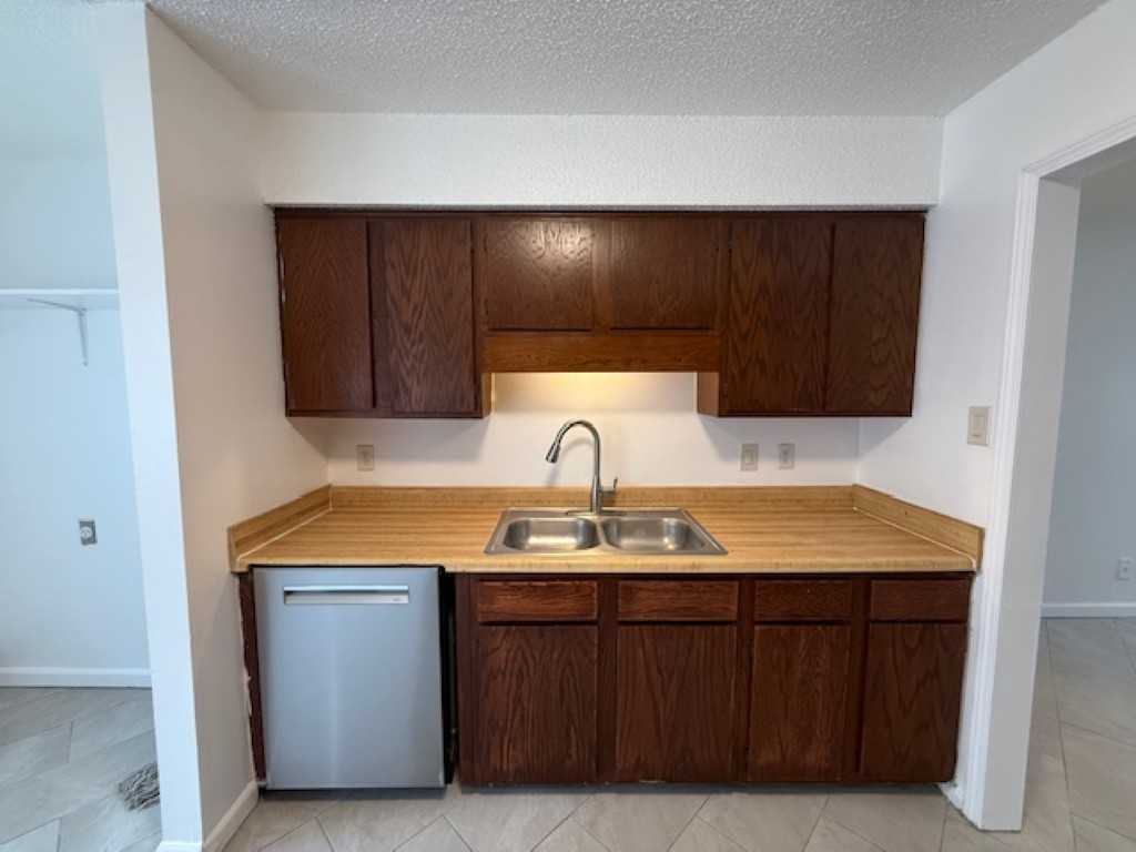 107 N Park St - Photo 7 of 24